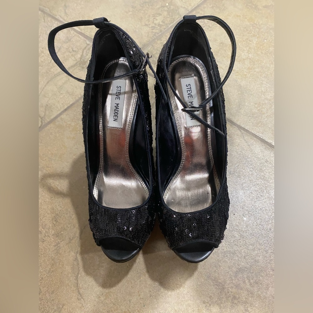 Steve Madden black sequence wedges
